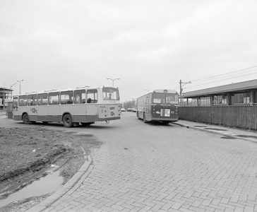 883469 Afbeelding van autobussen bij het N.S.-station Maarssen te Maarssen.